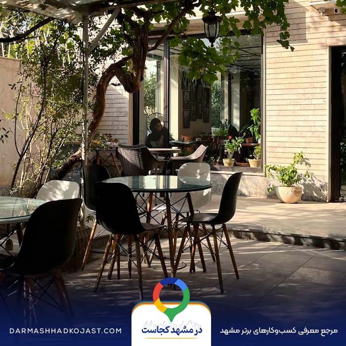 فضای بیرون کافه کتاب بی خوابی در مشهد